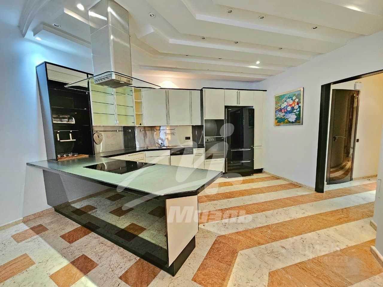 5-комнатная квартира, 295 м²