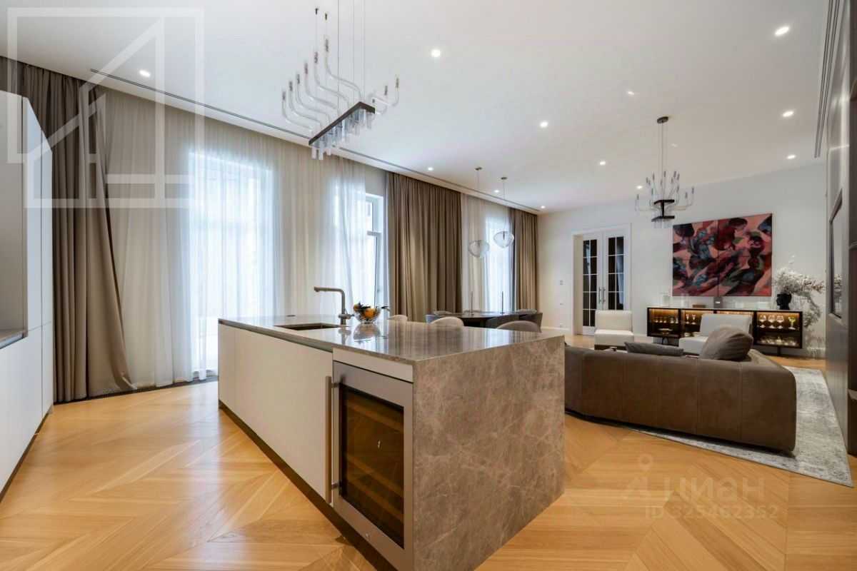 3-комнатная квартира, 195 м²