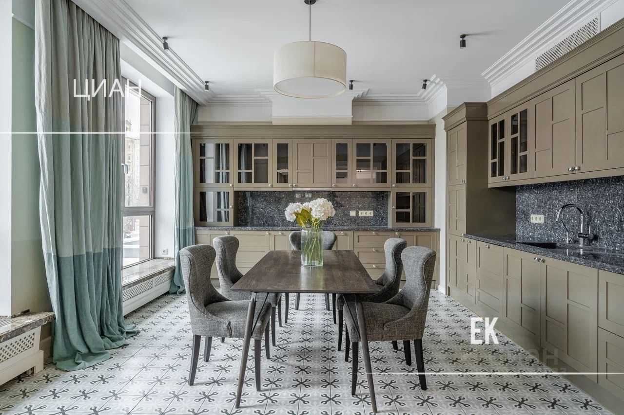 4-комнатная квартира, 180 м²