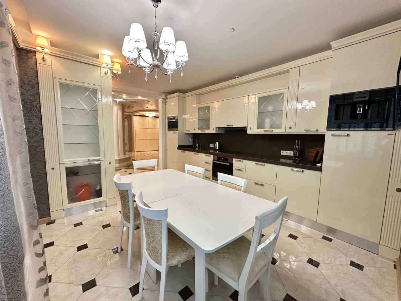 4-комнатная квартира, 195 м²