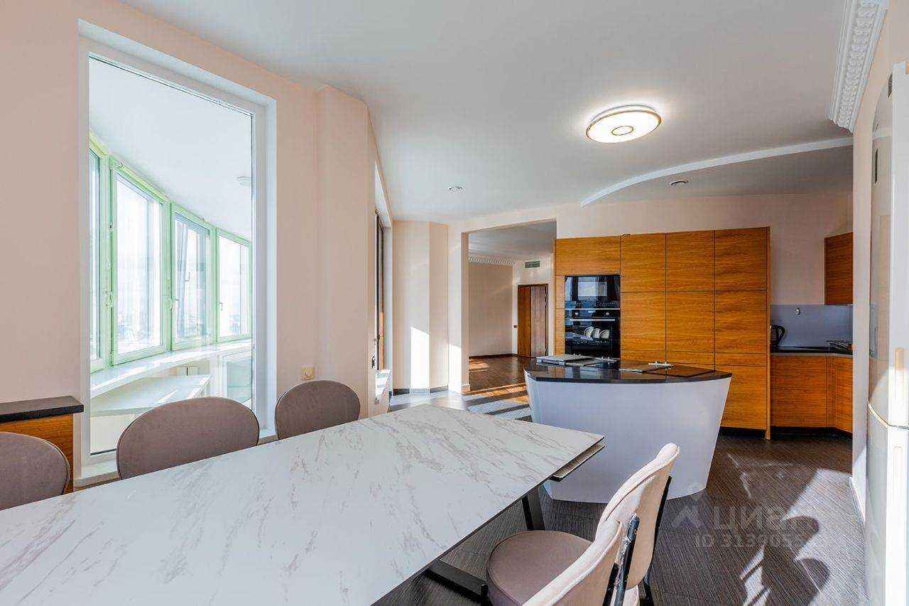 4-комнатная квартира, 250 м² — фотография 2
