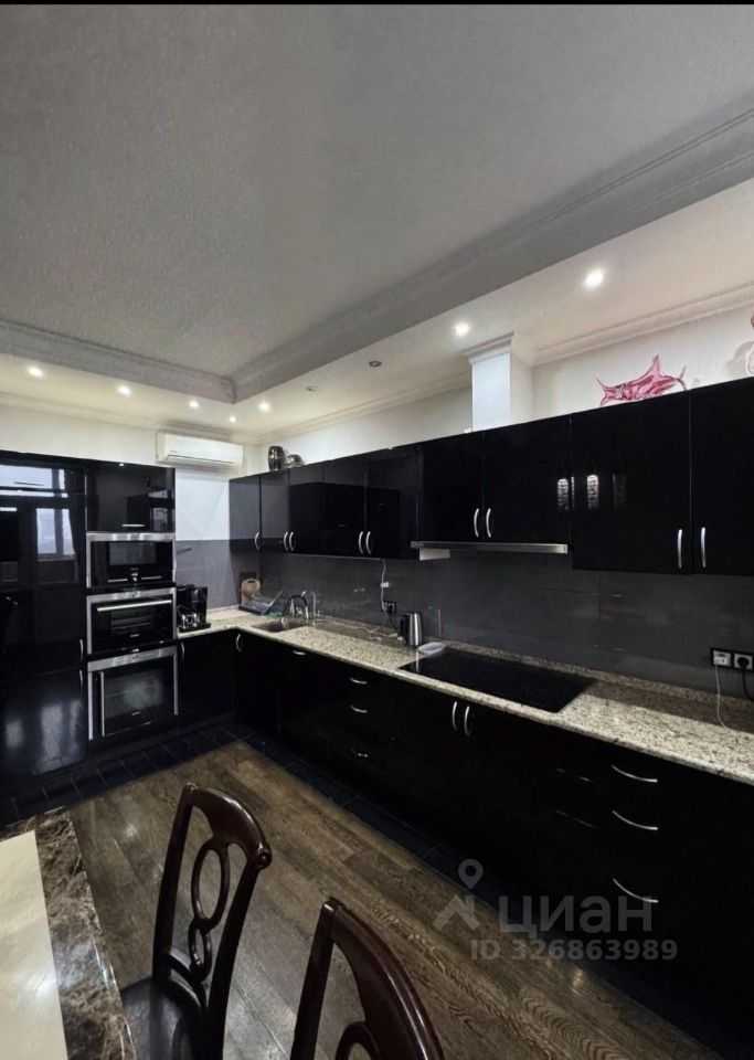 4-комнатная квартира, 140 м²