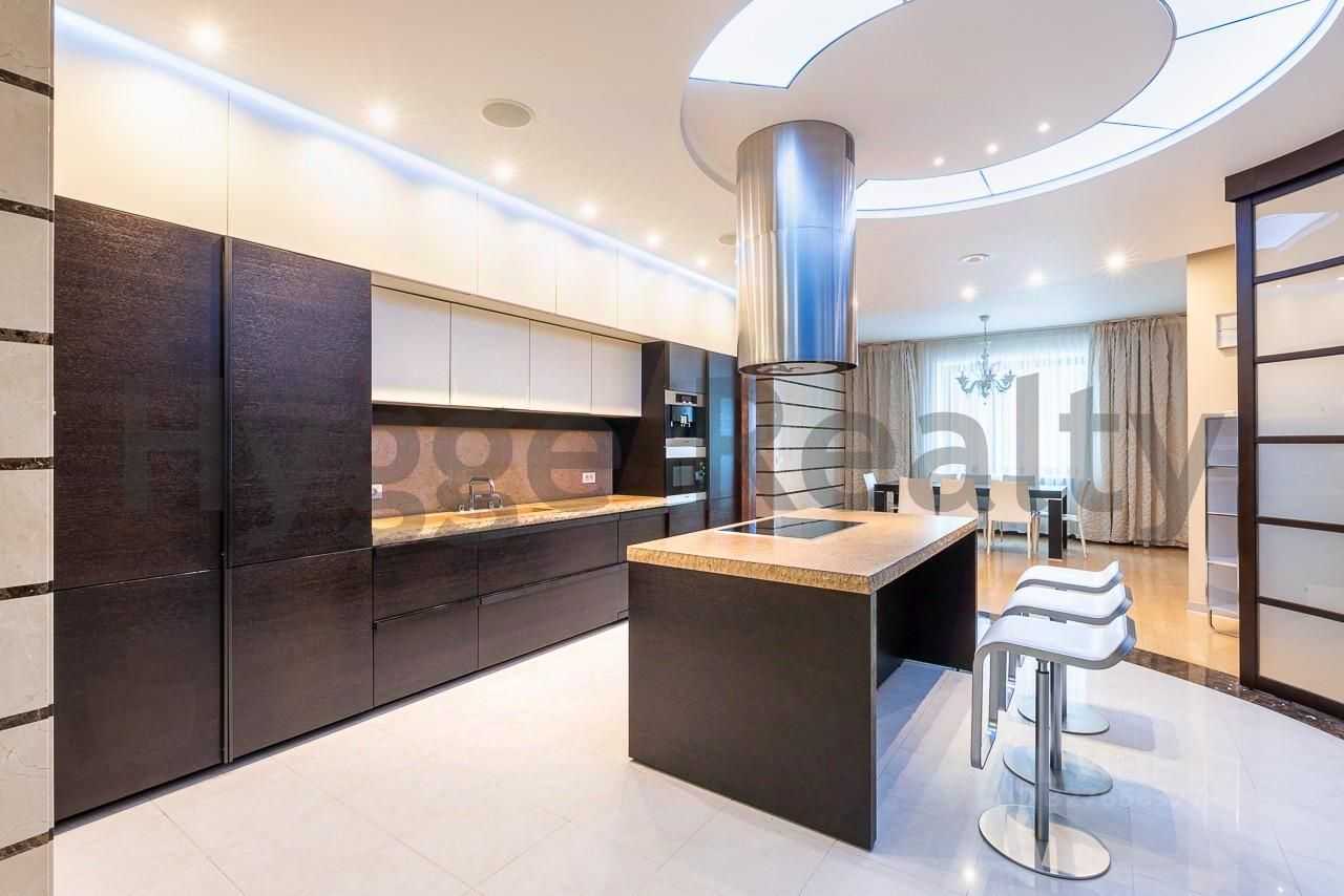 5-комнатная квартира, 300 м²
